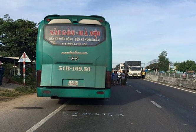 Ông tử vong, hai cháu bị thương nặng sau cú tông mạnh của xe khách Hiện trường tai nạn.