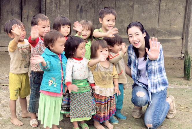 Dự án nhân ái của Hoa hậu Mỹ Linh lọt Top 20 tại Miss World Hoa hậu Mỹ Linh và các em nhỏ bản Cu Vai.