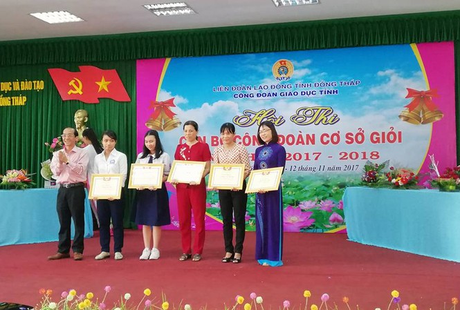 Tác phẩm về cô giáo khuyết tật giành giải đặc biệt cuộc thi Tấm gương nhà giáo Cô giáo Hồ Thị kim Hạnh (bìa phải thứ nhất) nhận bằng khen của Giám đốc Sở GD&ĐT tỉnh Đồng Tháp tại lễ tổng kết cuộc thi viết về tấm gương nhà giáo nhân dịp tổ chức cuộc thi công đoàn cơ sở giỏi tại tỉnh Đồng Tháp năm 2017.