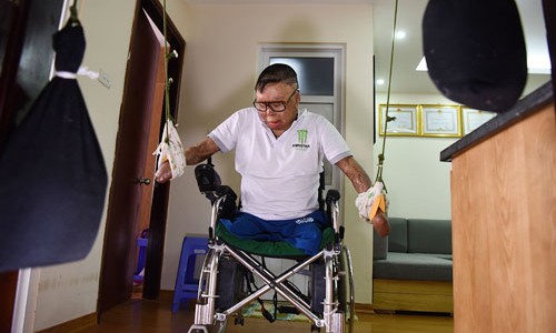 Gần 1.200 ngày 'sống lại' của thượng úy Đinh Văn Dương Anh Dương tập kéo "xà" để tăng sức khỏe mỗi ngày, hai tay cầm được chế từ ống quần của con trai. Ảnh: Giang Huy.