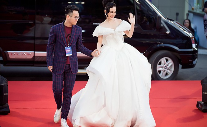 Điều gì khiến Angela Phương Trinh trở thành tâm điểm trên thảm đỏ MAMA 2017 Angela Phương Trjnh và chiếc váy phát sáng trên thảm đỏ MAMA 2017.