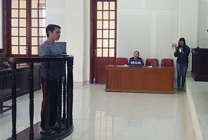 Nghi ngờ đuôi bò của gia đình bị chặt đứt, đối tượng sát hại người trong đêm Bị cáo Lữ Văn Hòa trước vành móng ngựa.