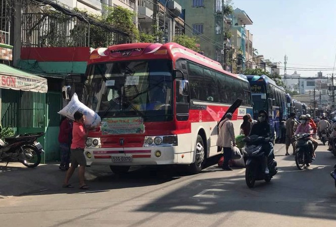 Hơn nghìn vé xe miễn phí giúp người nghèo về quê đón Tết Người dân vác đồ lên xe về quê ăn Tết.