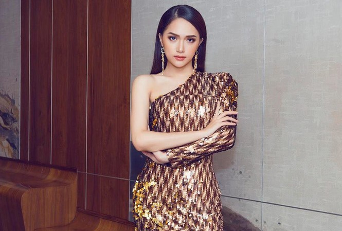 Trở lại Thái Lan, Hương Giang Idol khoe chân dài và vai trần quyến rũ Hương Giang Idol khoe chân dài và vai trần quyến rũ với váy ánh kim bó sát.