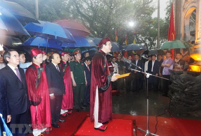 Thủ tướng và người dân đội mưa dâng hương các Vua Hùng Thủ tướng Nguyễn Xuân Phúc và các đại biểu dự lễ tưởng niệm các Vua Hùng tại Đền Thượng thuộc Khu di tích lịch sử Quốc gia đặc biệt Đền Hùng. (Ảnh: Lâm Khánh/TTXVN)