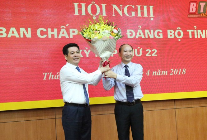 Thái Bình có tân Bí thư Tỉnh ủy Đồng chí Phạm Văn Sinh (bên phải) chúc mừng đồng chí Nguyễn Hồng Diên được bầu giữ chức Bí thư Tỉnh ủy Thái Bình nhiệm kỳ 2015 – 2020. Ảnh báo Thái Bình.