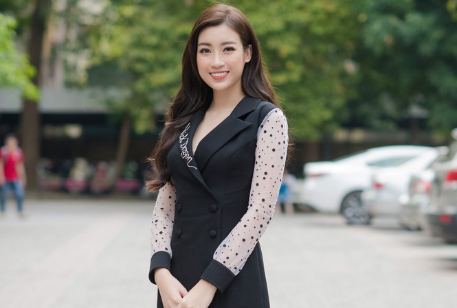 HH Mỹ Linh: 'Mong được trao lại vương miện cho sinh viên Ngoại thương' Hoa hậu Mỹ Linh tại buổi giao lưu với sinh viên Ngoại thương sáng 10/5. Ảnh: Như Ý.