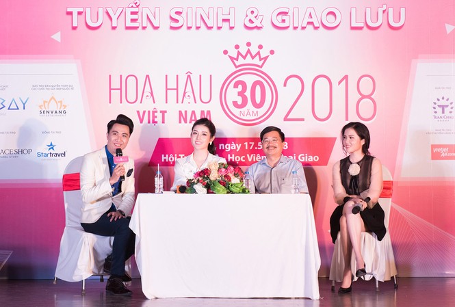 Nhiều thông tin bổ ích cho các bạn nữ sinh muốn thi Hoa hậu Việt Nam Nhà báo Vũ Tiến, Á hậu Huyền My, người đẹp Thuý Vi tại vuổi giao lưu.