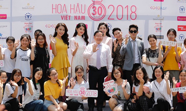 Tour giao lưu Hoa hậu Việt Nam 2018 kết thúc sôi động tại ĐH Hà Nội BTC HHVN và các Hoa hậu, Á hậu, người đẹp tại buổi giao lưu sáng nay. Ảnh: Hồng Vĩnh.