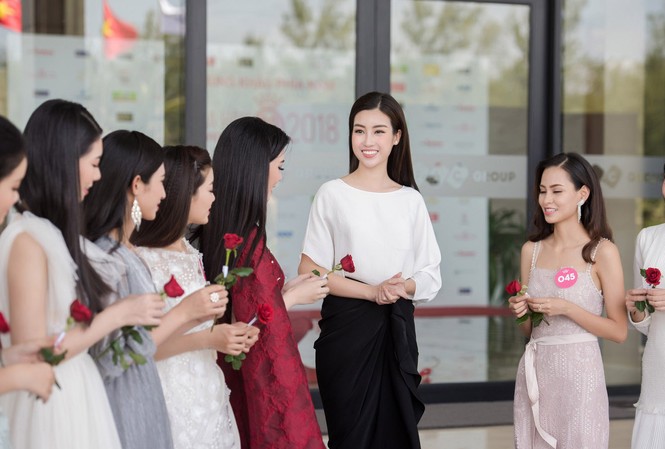 4 nhóm dự án nhân ái của 19 thí sinh lọt chung kết Hoa hậu Việt Nam Các thí sinhsinh bốc thăm dự án Người đẹp Nhân ái.