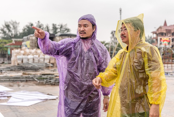 Đạo diễn Hoàng Nhật Nam: 'Sợ phụ lòng khán giả Cửa Lò' Đạo diễn Hoàng Nhật Nam và nhà báo Vũ Tiến tại hiện trường thi công sân khấu.