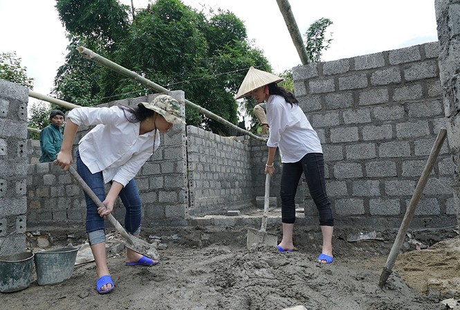 Thí sinh Hoa hậu Việt Nam tự tay xúc đất, chuyền gạch, trộn xi măng Các thí sinh trộn xi măng để xây trường học.