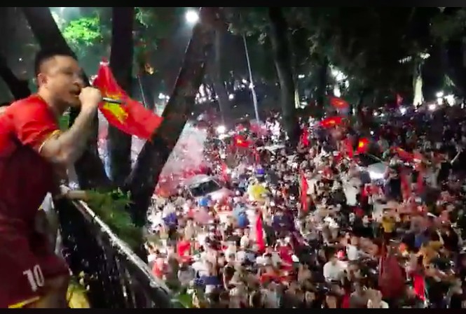 Không 'đi bão', Tuấn Hưng đứng ở ban công hát cùng fans cổ vũ tuyển VN Tuấn Hưng hoà giọng cùng fans từ ban công sau trận Việt Nam-Hàn Quốc.