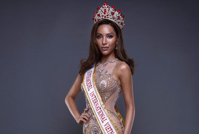 Siêu mẫu chân dài 1m14 Khả Trang thi Siêu mẫu Quốc tế 2018 Giải vàng siêu mẫu 2015 Dương Nguyễn Khả Trang đã chính thức nhận được giấy phép của Cục Nghệ thuật và biểu diễn cấp phép dự thi cuộc thi Super Model International 2018 (Siêu mẫu Quốc tế 2018).