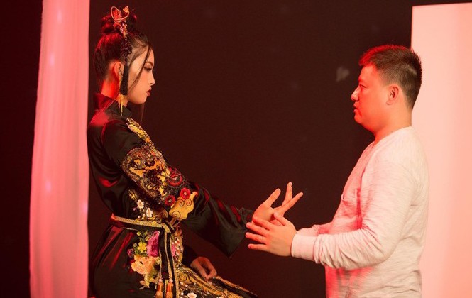 Hậu 'lên đồng', Tiểu Vy hát hit 'Lạc trôi' của Sơn Tùng ở Miss World Hoa hậu Tiểu Vy hé lộ hình ảnh tập luyện cho tiết mục 'Lạc trôi'.