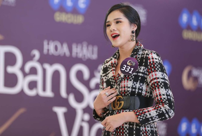 Bạn gái Trọng Đại U23 nói gì khi vẫn đi thi hoa hậu dù bạn trai ngăn cấm? Huyền Trang tự tin thể hiện khả năng ca hát của mình với bài hát “Hương ngọc lan” trong vòng phỏng vấn.