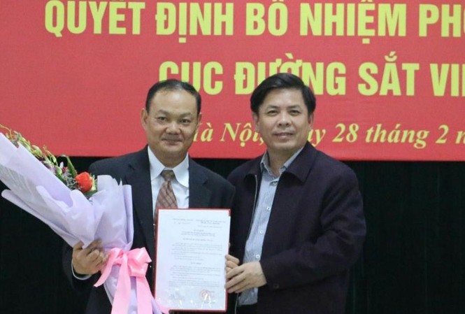Bộ Giao thông vận tải bổ nhiệm Phó Cục trưởng Đường sắt Bộ trưởng Nguyễn Văn Thể trao quyết định bổ nhiệm cho đồng chí Dương Hồng Anh.