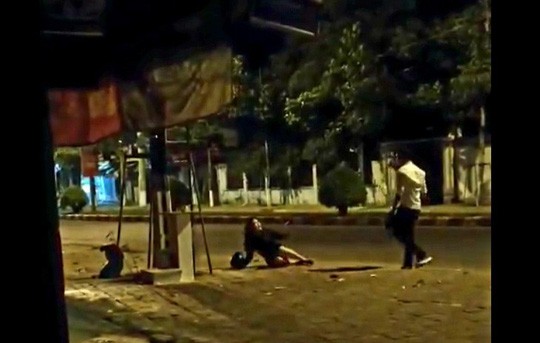 Thấy chuyện bất bình, chỉ... quay clip! Cô gái bị đánh, kêu cứu trên phố nhưng không ai dám can ngăn hay cứu giúp. (Ảnh cắt từ clip).