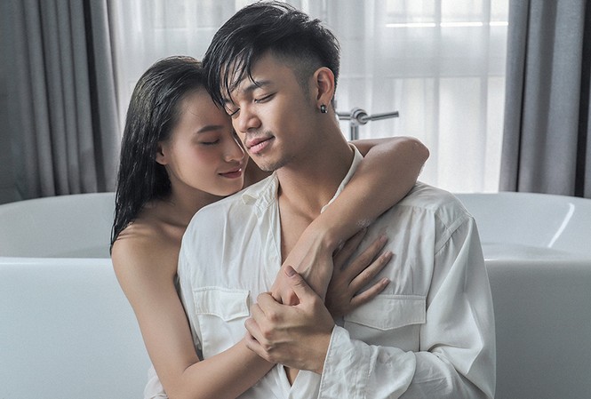 Trọng Hiếu kể chuyện tình của bố mẹ thời mới sang Đức trong MV mới Trọng Hiếu kể chuyện tình của bố mẹ thời mới sang Đức trong MV mới mang tựa đề "Yêu là...".