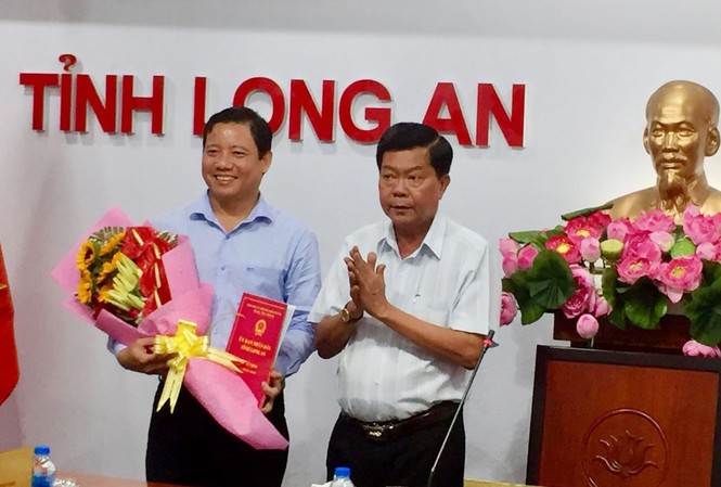 Công bố quyết định nhân sự của Thủ tướng Chính phủ, Ban Bí thư Trung ương Đảng Chủ tịch UBND tỉnh Long An Trần Văn Cần trao quyết định và chúc mừng đồng chí Phạm Tấn Hòa.