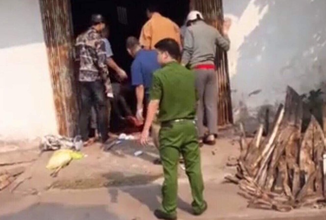 'Nghịch tử' cầm dao phay chém gục bố mẹ ngay tại nhà Hiện trường vụ việc. Ảnh: TL.