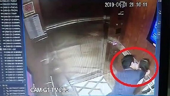 Đoàn Luật sư Đà Nẵng xem xét kỷ luật ông Nguyễn Hữu Linh Hình ảnh vụ việc Nguyễn Hữu Linh sàm sỡ bé gái trong thang máy. Ảnh cắt từ clip