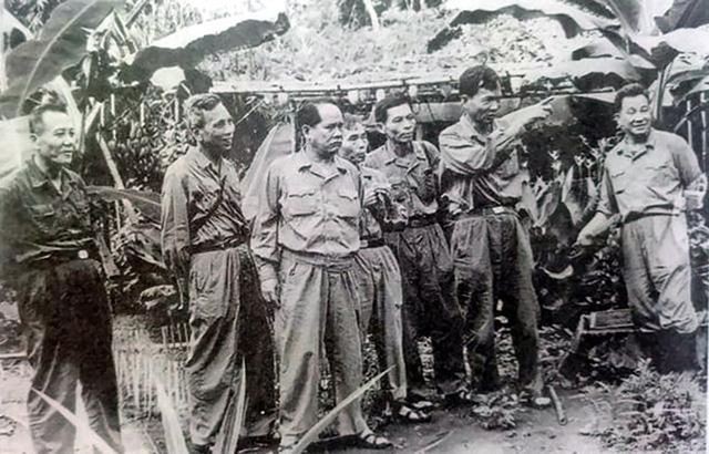 Đại tướng Lê Đức Anh và ký ức ngày 30/4 Phó tư lệnh - Tham mưu trưởng Quân giải phóng miền Nam Lê Đức Anh (người đang dơ tay chỉ) và Phó Chính ủy miền Nam Lê Văn Tưởng (ngoài cùng bên trái) cùng các đồng chí trong Bộ Tư lệnh miền Nam tại căn cứ Tà Thiết năm 1971.