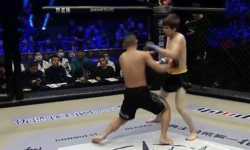 Cao thủ Thiếu Lâm bị võ sĩ MMA hạ đo ván trong 6 giây Trương Gia Tài (trái) bị tấn công ngay sau khi trận đấu bắt đầu.