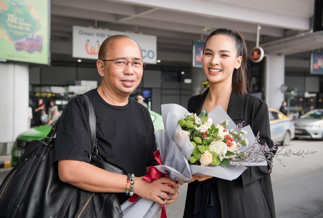 'Ông trùm Hoa hậu' Philippines sang Việt Nam đào tạo Miss Charm Quỳnh Nga Quỳnh Nga ra sân bay đón chuyên gia Rodin B. Gilbert Flores sang Việt Nam.
