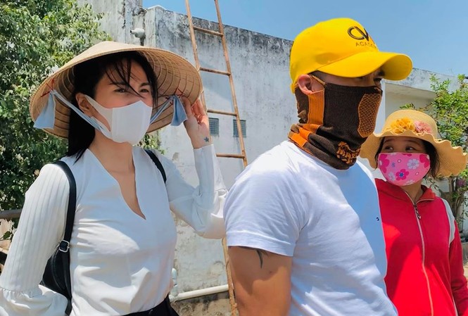 Thuỷ Tiên, Công Vinh đội nắng cháy da về miền Tây khảo sát để lắp máy lọc nước Thuỷ Tiên, Công Vinh đội nắng cháy da về miền Tây khảo sát để lắp máy lọc nước.