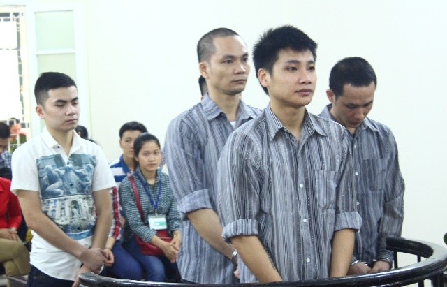 Hỗn chiến đẫm máu tại quán Karaoke vì trêu gái Các bị cáo tại phiên tòa.