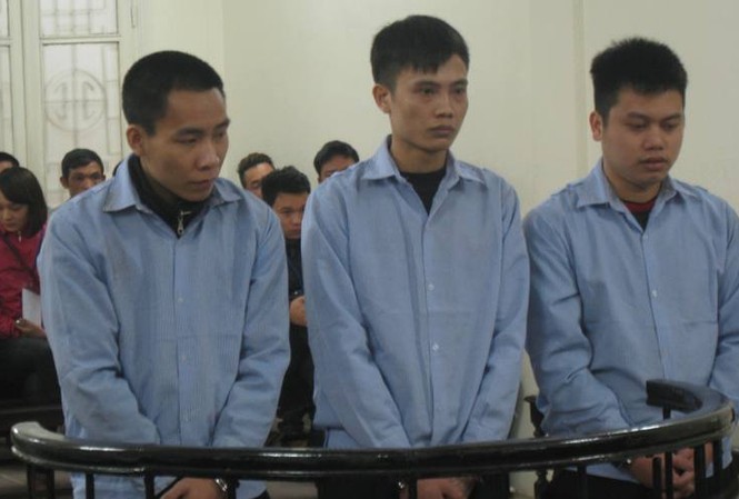 12 năm tù vì chém nhau sau chầu rượu ốc Các bị cáo trong phiên xử ngày 23/2. Ảnh: BH