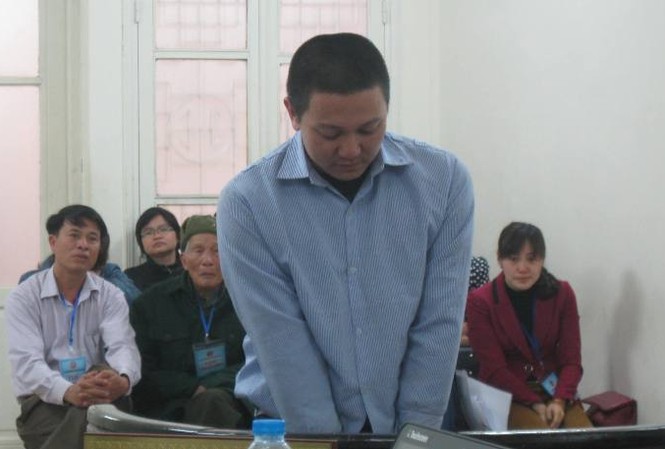 Cha con chém nhau, kẻ chết, người lĩnh án tù dài Bị cáo trong phiên xử ngày 28/3. Ảnh: BH