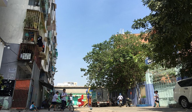 Chung cư nghiêng nửa mét, hàng trăm người vội vã di chuyển trong đêm Chung cư 518 Võ Văn Kiệt (trái) nghiêng 45 cm, có nguy cơ đổ sập bất cứ lúc nào.