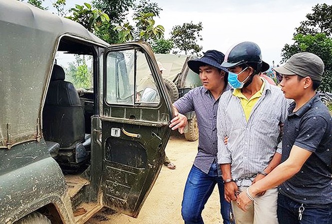 Giết người, chôn xác trong vườn cà phê vì không có tiền trả nợ Vũ bị dẫn giải đến hiện trường