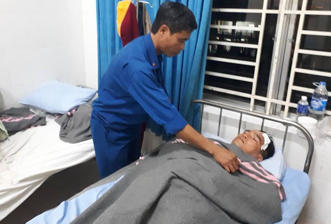 Hai nhân viên bảo vệ rừng bị chém khi giải tỏa đất tranh chấp Ông Nguyễn Văn T đang được điều trị tại bệnh viện