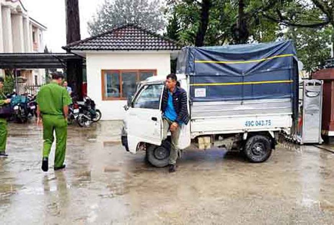 Khởi tố đối tượng đánh chiến sĩ công an tại ngân hàng Dựng lại hiện trường vụ chống người thi hành công vụ