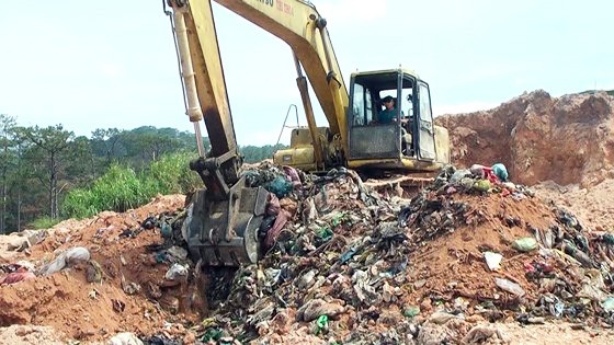 Chôn lấp rác trái phép, nhà máy xử lý bị phạt 350 triệu Khui hố rác chôn trái phép trong khuôn viên nhà máy