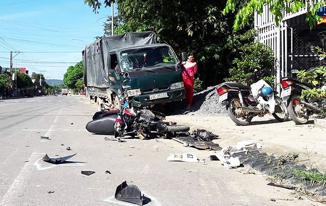 Ô tô tải phóng nhanh tông liên tiếp làm 3 người thương vong Hiện trường vụ tai nạn