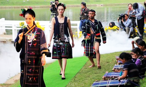 Lần đầu tiên thổ cẩm Nam Tây Nguyên kỳ bí lên sàn diễn thời trang Trình diễn thời trang thổ cẩm Nam Tây Nguyên