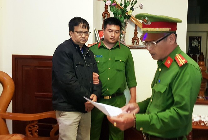 Bắt cựu cán bộ ngân hàng bị tố lừa đảo chiếm đoạt gần 20 tỷ đồng Đọc lệnh băt tạm giam Ngô Minh Sơn