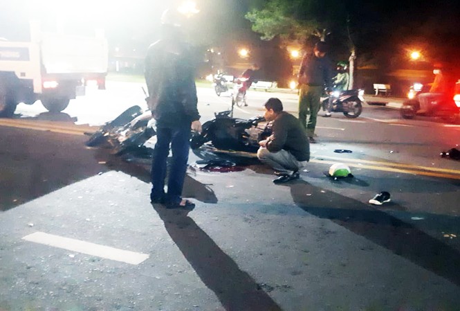 Hai xe máy đấu đầu ven hồ Xuân Hương, 2 người thương vong Hiện trường vụ tai nạn