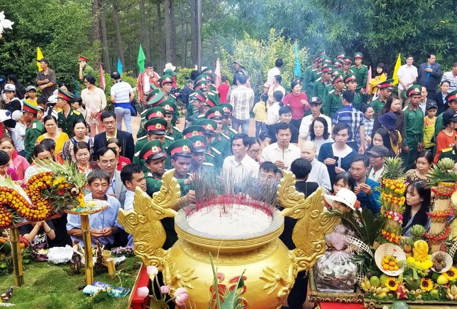 Hàng ngàn người dự Lễ hội giỗ tổ Hùng Vương ở thác Prenn Đà Lạt Đông đảo người địa phương và du khách dâng hương