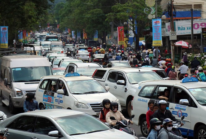 Du khách ùn ùn lên Đà Lạt trốn nóng, nhiều dịch vụ quá tải Xe cộ nhích từng chút một, khác xa ngày thường