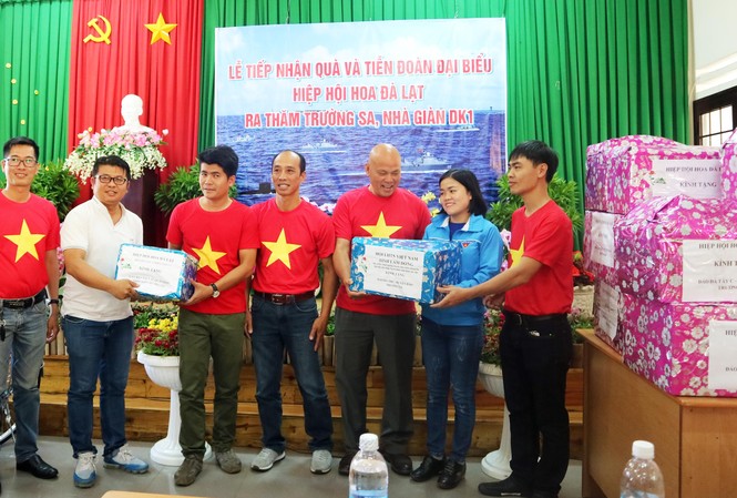 Tặng hoa và đặc sản Đà Lạt cho các chiến sĩ Trường Sa, nhà giàn DK1 Hiệp hội hoa Đà Lạt tiếp nhận quà của hội viên để mang ra Trường Sa