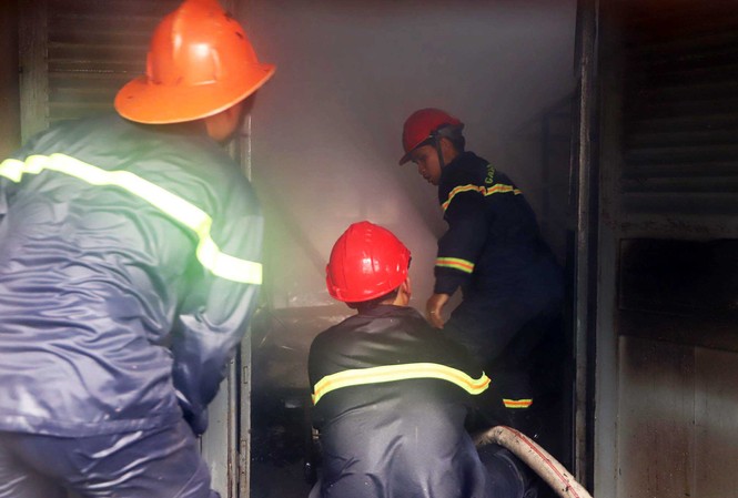 Cháy ngút trời tại Trung tâm Nghiên cứu thực nghiệm Nông - Lâm nghiệp Chữa cháy tại Trung tâm Nghiên cứu thực nghiệm Nông - Lâm nghiệp Lâm Đồng