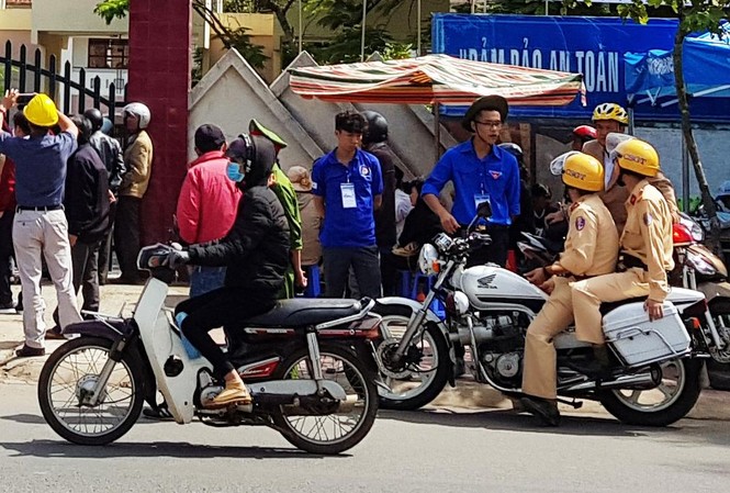 Lâm Đồng ứng phó với tình trạng lũ lụt, sạt lở tại kỳ thi THPT Quốc gia Thí sinh đến trường làm thủ tục dự thi.