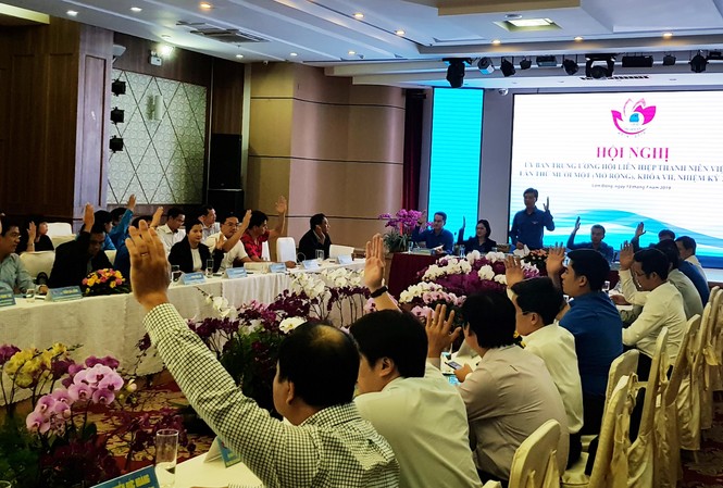 Ủy ban TƯ Hội LHTN Việt Nam: Yêu Tổ quốc bằng hành động thiết thực Các đại biểu biểu quyết tại hội nghị