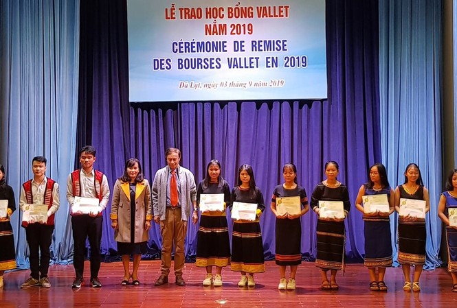 Hơn 19.000 HS, SV dân tộc thiểu số ở Lâm Đồng được hỗ trợ kinh phí Trao học bổng cho HS, SV dân tộc thiểu số vượt khó