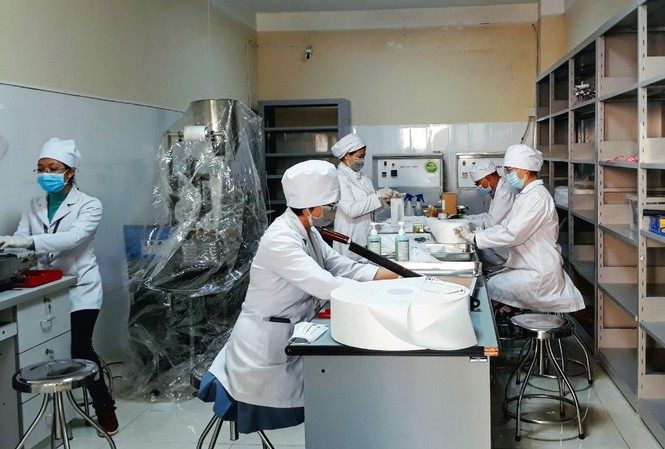 Trường Cao đẳng Y tế Lâm Đồng sản xuất khẩu trang để cấp phát miễn phí Nơi sản xuất khẩu trang của nhà trường